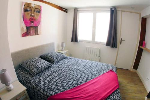 1 dormitorio con 1 cama y una pintura en la pared en Coeur de Ville, Charmant 2 pieces, Parking/Wifi ! en Chartres