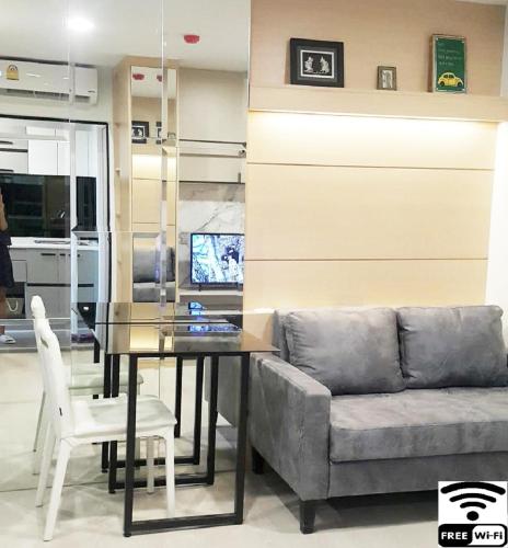 Гостиная зона в The Excel Groove Condo at Lasalle 52