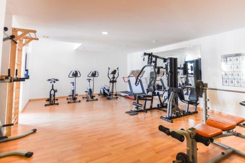 siłownia z kilkoma bieżniami i rowerami treningowymi w obiekcie MerieElisabethSunApartment w Corralejo