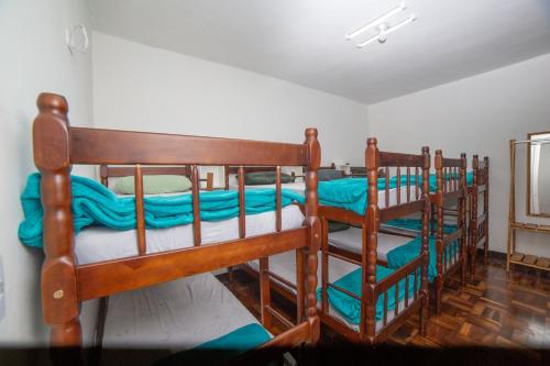 מיטה או מיטות קומותיים בחדר ב-Curitiba Central Hostel