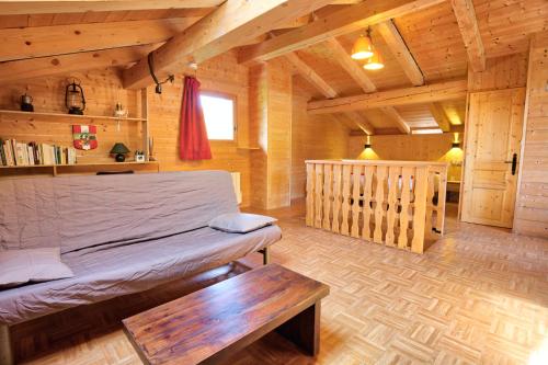 - une chambre avec un lit et un banc dans l'établissement Le Mazot de Marie - chalet 6 pers, à Flumet