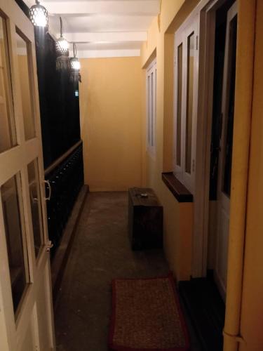een lege gang met een deur en een kamer bij Mani homes in Pātan