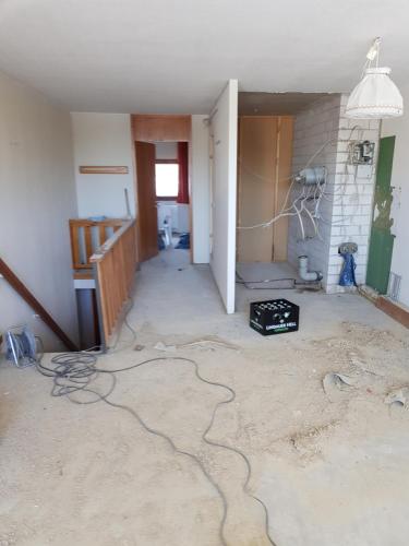 ein leeres Zimmer mit einem Zimmer in der Unterkunft Graf's Apartment Sankt Englmar in Sankt Englmar