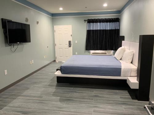 Postel nebo postele na pokoji v ubytování Crystal Suites