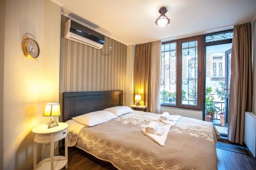 1 dormitorio con 1 cama con 2 toallas en Apartment on L.Meskhishvili Turn, en Tiflis