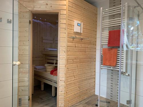 Ένα μπάνιο στο Ferienhaus Ellernblick mit Sauna