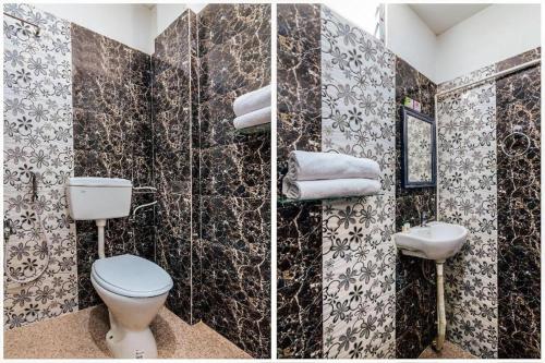 2 immagini di un bagno con servizi igienici e lavandino di HOTEL HARBOUR VIEW a Port Blair