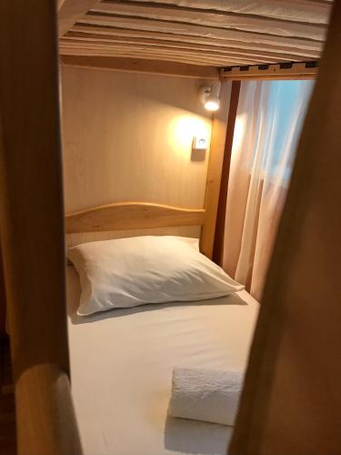 Pelican Guest House & Hostelにあるベッド