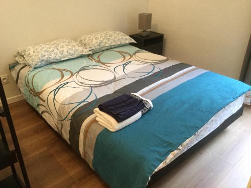 Ένα ή περισσότερα κρεβάτια σε δωμάτιο στο 3 chambres en lit double, 6 personnes, dans appartement entièrement rénové, 70 m2 , WIFI,Climatisation, très calme , tout équipé,lit bébé