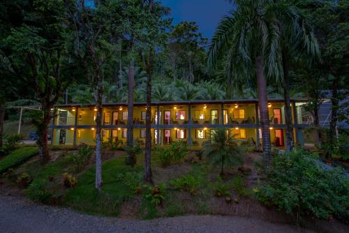 an exterior view of a resort at night at Hotel Casa Conley Del Mar in Puerto Viejo