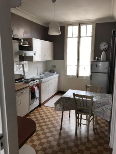 Una cocina o zona de cocina en Maison Bernadette - Premier Etage