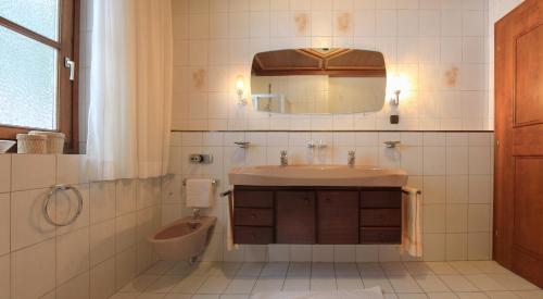 bagno con lavandino, specchio e servizi igienici di Haus Niklehen a Hüttschlag