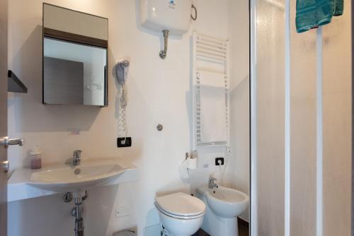 bagno con servizi igienici, lavandino e specchio di Da Linda a Livorno
