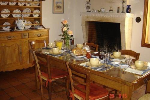 Restoran atau tempat lain untuk makan di Chambres d'Hôtes Domaine Le Fragnaud