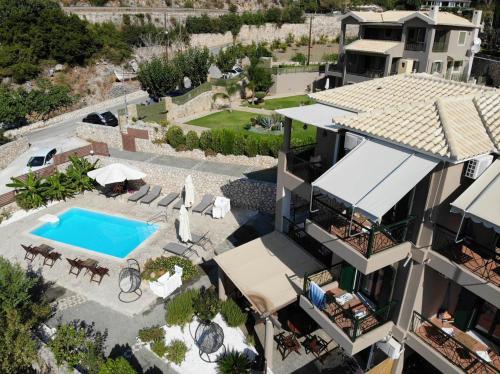 een luchtzicht op een huis met een zwembad bij Katarina Apartments in Kefallonia