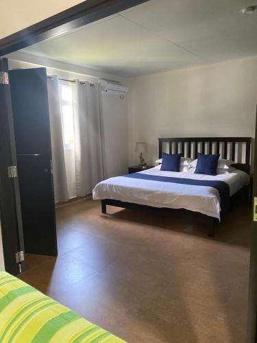 Tempat tidur dalam kamar di Flower Garden Self-Catering Apartments