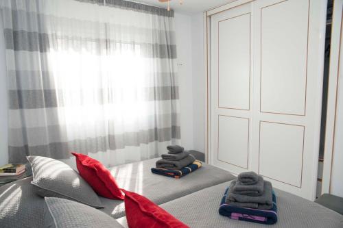 ein Zimmer mit 2 Betten und Handtüchern darauf in der Unterkunft Playa de Las Americas Luxury Home in Playa de las Americas