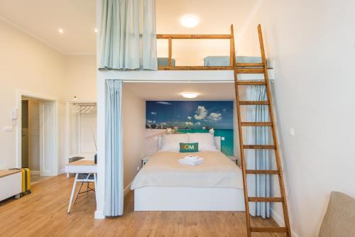 een slaapkamer met een stapelbed en een ladder bij Bliss Apartments in Poznań