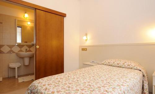 Tempat tidur dalam kamar di Hotel San Sebastiano