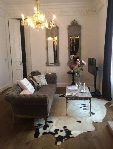 a living room with a couch and a table at Purple Dog Suites in León