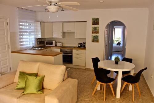 Kuchyň nebo kuchyňský kout v ubytování 2 BDR,2 BATH Amarilla Golf Apartment
