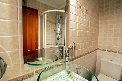 Kylpyhuone majoituspaikassa APARTAMENTOS HOTEL 77