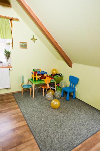 a living room with a table and chairs at Chalupa u Pilných in Kaplice