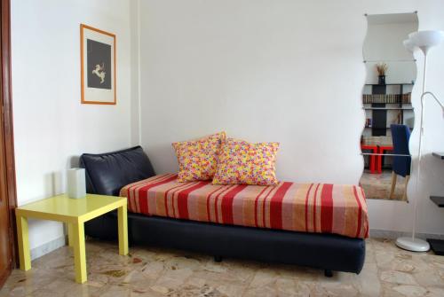 a living room with a couch and a table at A Casa di Pe' Casa Vacanze in Rome