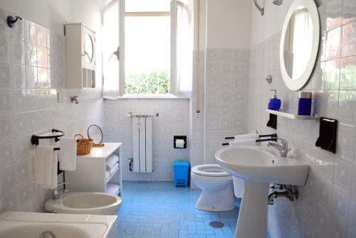 a white bathroom with a sink and a toilet at A Casa di Pe' Casa Vacanze in Rome
