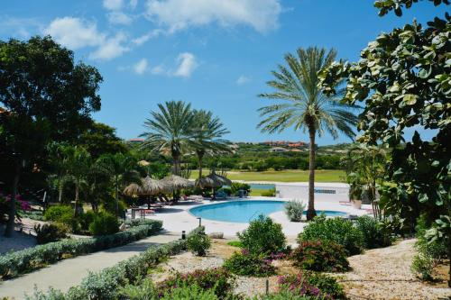 Piscina de la sau aproape de Blue Bay Beach Villas & Apartments