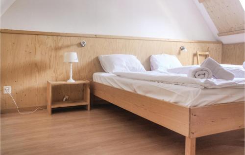 een slaapkamer met een bed met witte lakens en een lamp bij Vakantiewoning 2 in Simpelveld