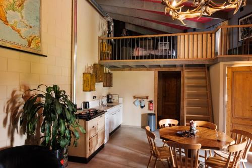 eine Küche mit einem Holztisch und einem Esszimmer in der Unterkunft Bed&Bbq Longhornranch in Akersloot