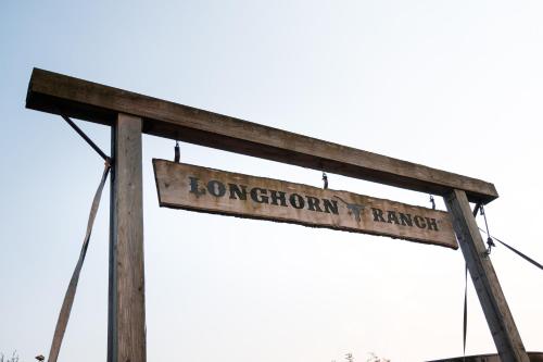 a sign for a homesteaderateerate at Bed&Bbq Longhornranch in Akersloot