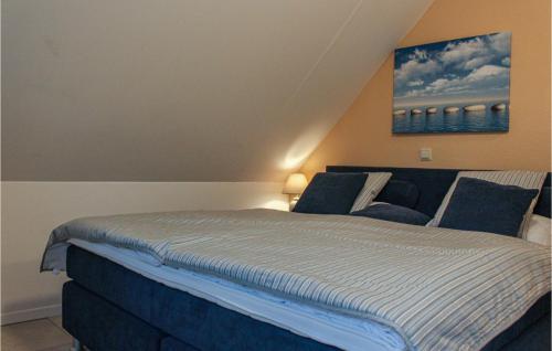 - une chambre avec un lit et un canapé bleu dans l'établissement Nice Home In Vlagtwedde With Kitchen, à Vlagtwedde