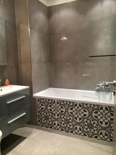 une salle de bain avec une baignoire et un lavabo dans l'établissement Le petit bourgeois de Nice, à Nice