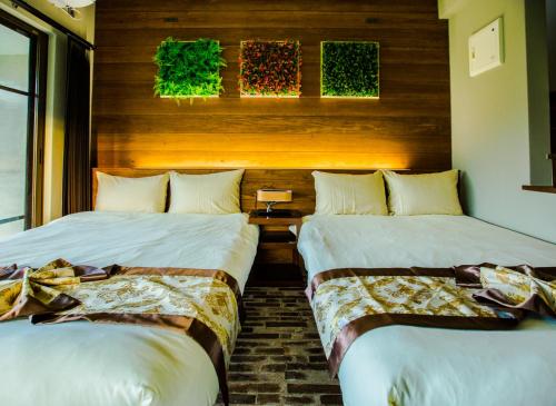 two beds in a hotel room with two beds sidx sidx sidx at -Musée Villa- in Nakijin