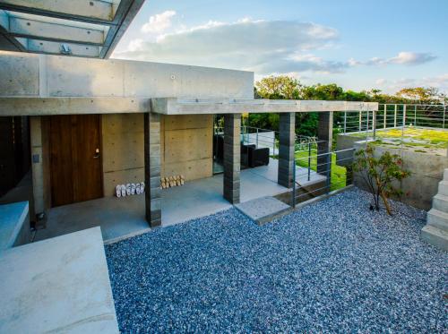 a modern house with a roof with at -Musée Villa- in Nakijin
