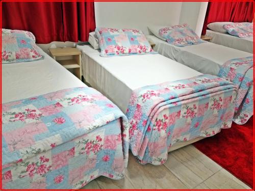Hotel Anjos LTDA tesisinde bir odada yatak veya yataklar