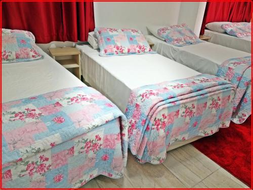 Postel nebo postele na pokoji v ubytování Hotel Anjos LTDA