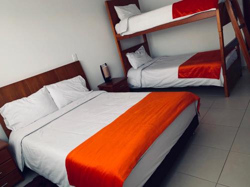 2 camas en una habitación con 2 literas en HOTEL EL JUNCAL CIARA en Duitama