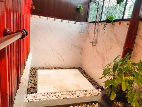 a small garden with a walk in shower and a wooden floor at Little Rock Kohjum in Ko Jum