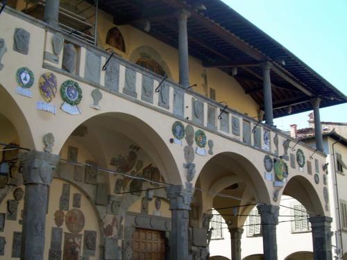 a building with a bunch of plates on the side of it at Residenza San Giovanni in San Giovanni Valdarno