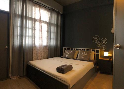 ein Schlafzimmer mit einem Bett und einem Handtuch darauf in der Unterkunft Bed's Friend in Bangkok