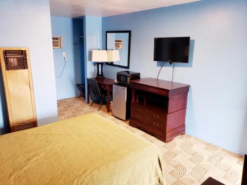 A television and/or entertainment centre at TRADE WINDS MOTEL