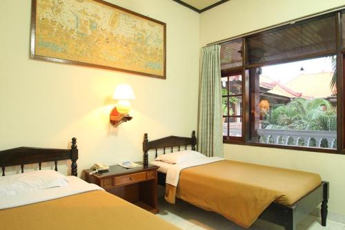 Tempat tidur dalam kamar di Kuta Dormitory at Simpang inn