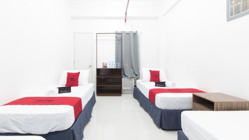 Llit o llits en una habitació de RedDoorz near Liceo De Cagayan University Highschool