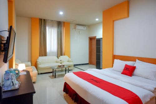 Gallery image of RedDoorz Plus @ Cameloan Hotel Palu in Palu