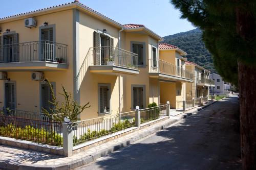 Une rangée de maisons sur le côté d'une rue dans l'établissement Evangelia, à Agia Effimia