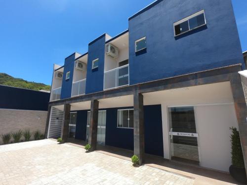 une maison bleue avec une allée dans l'établissement Pousada Amanhecer do Sul, à Penha