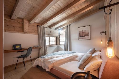 A bed or beds in a room at Chalet Ellmau